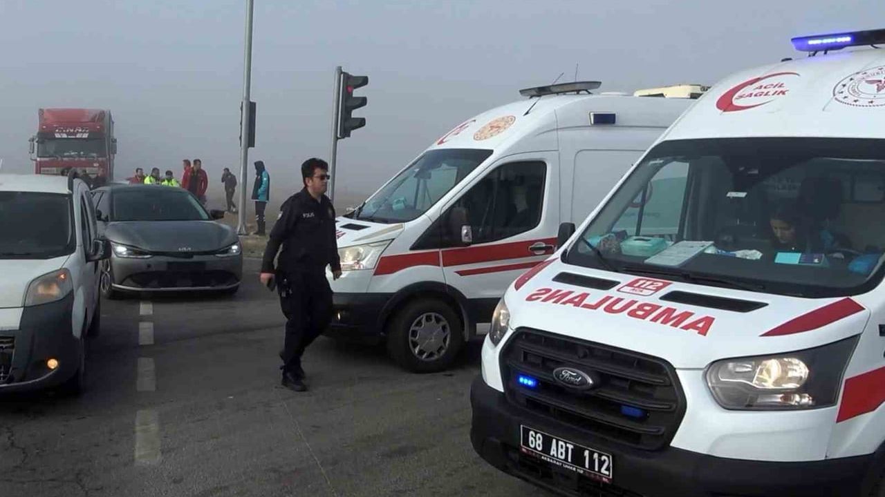 Aksaray'da Yoğun Siste 5 Araçlı Zincirleme Kaza: 1 Yaralı