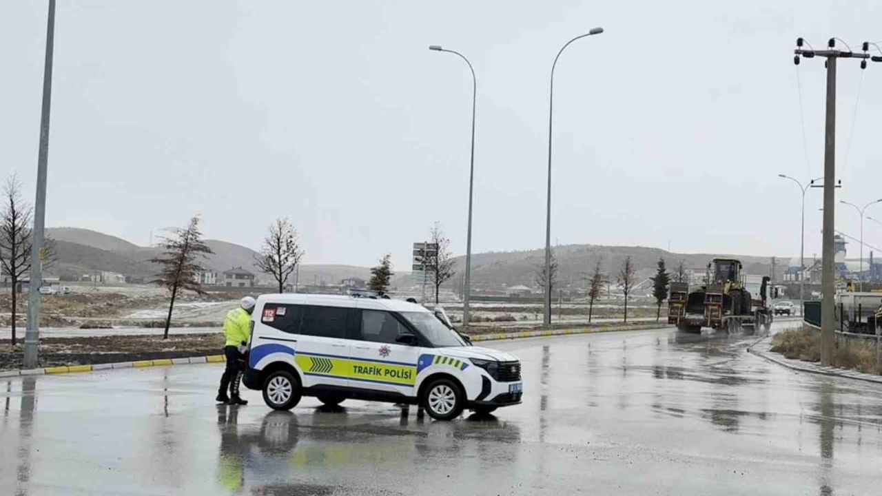 Aksaray-Ortaköy Yolu Yoğun Kar Nedeniyle Ulaşıma Kapandı