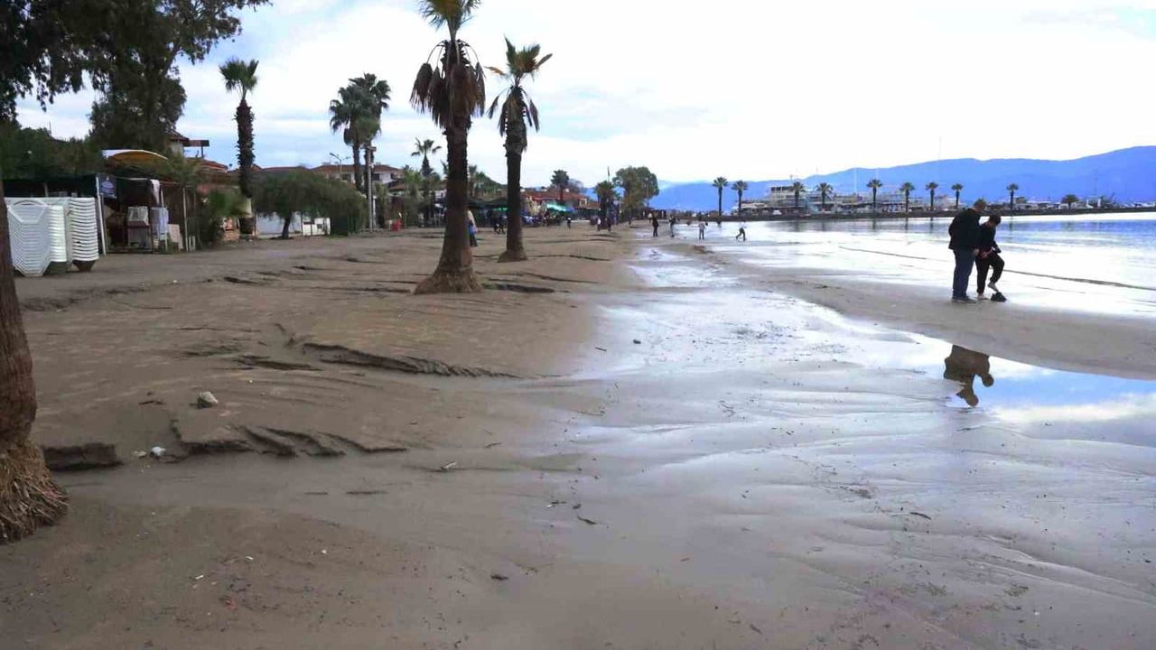 Akyaka'da Deniz 10 Metre Çekildi: 21 Aralık Sağanağı 300 Metrelik Sahili Tahrip Etti