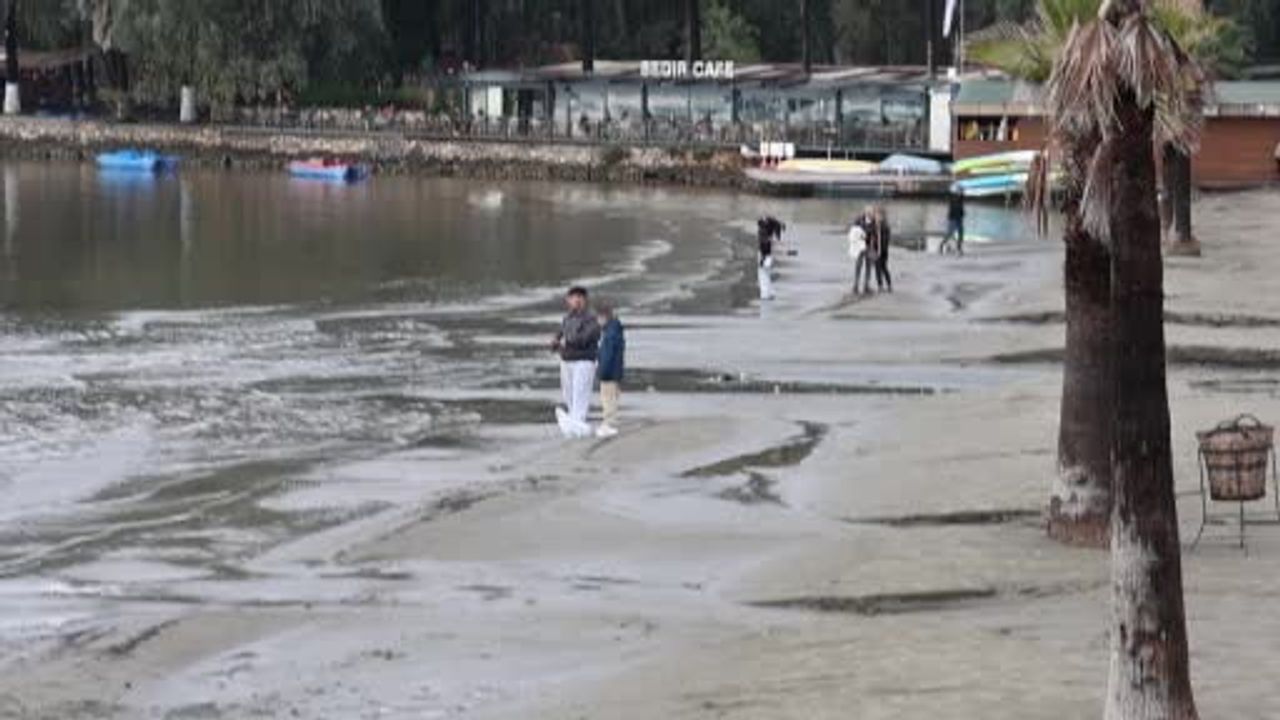 Akyaka'da Deniz Suyu 10 Metre Çekildi: Sağanak Yağmur Sahili Tahrip Etti