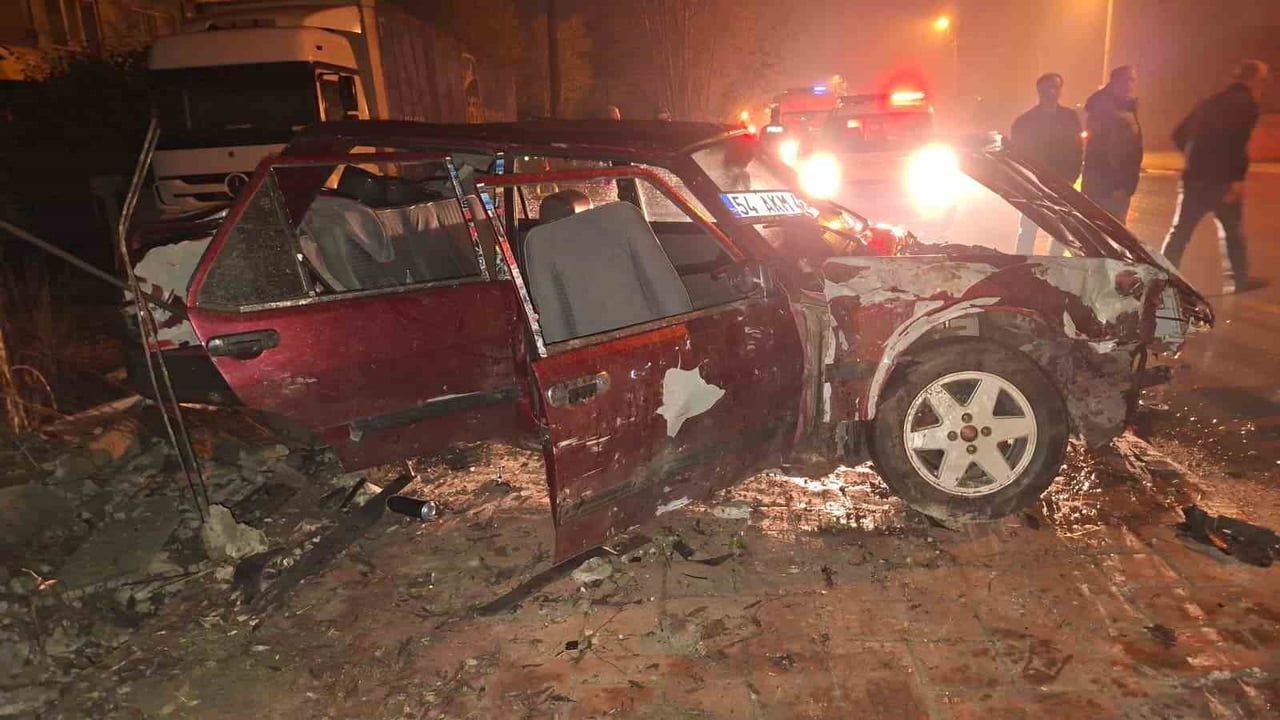 Akyazı'da alkollü sürücü sollama sırasında duvara çarptı: 3 yaralı