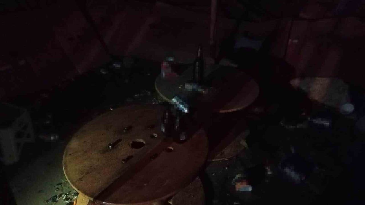 Akyazı'da Baraka Alev Alev Yandı: Alkol Şişeleri Dikkat Çekti