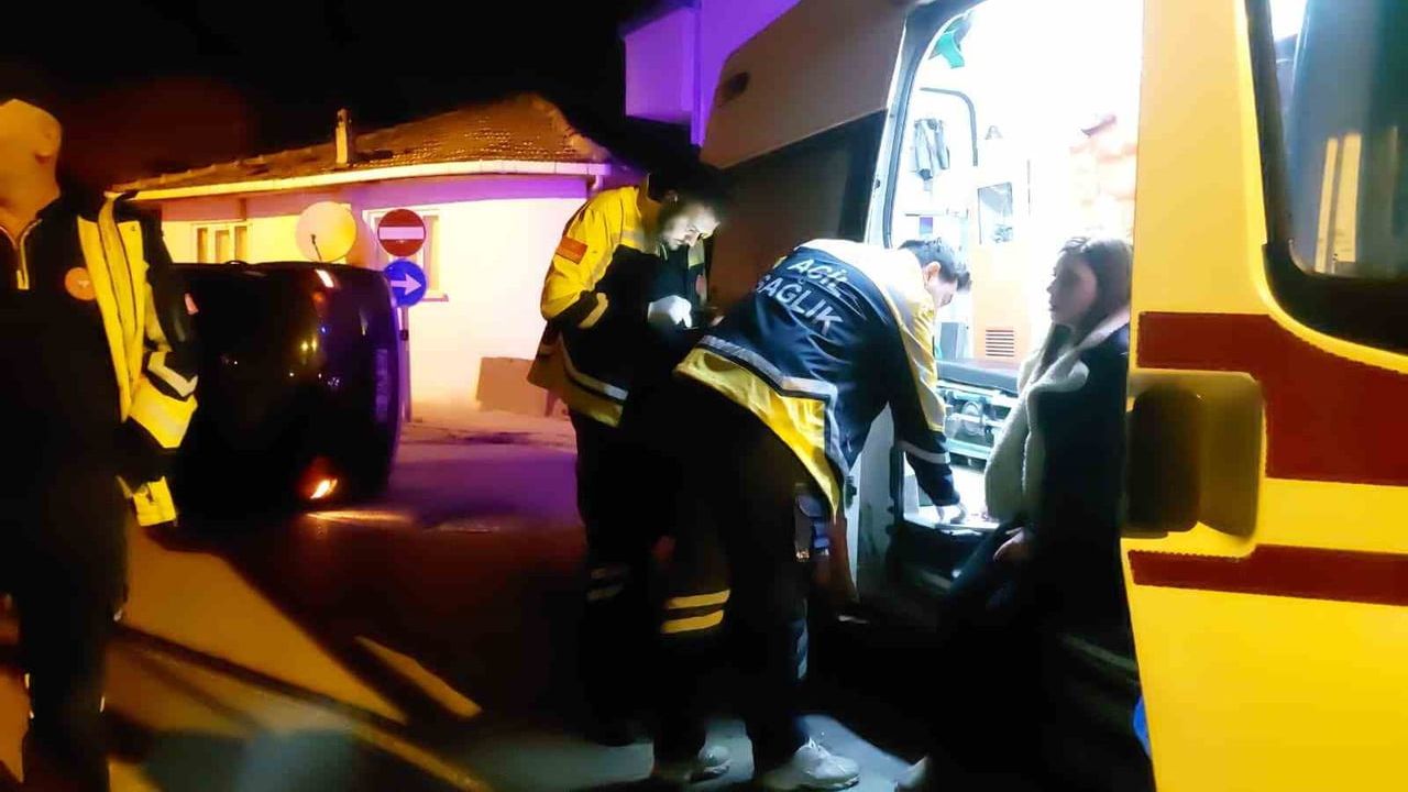 Akyazı’da Gaz Pedalının Takılması Sonrası Citroen Beton Çite Çarparak Yan Yattı