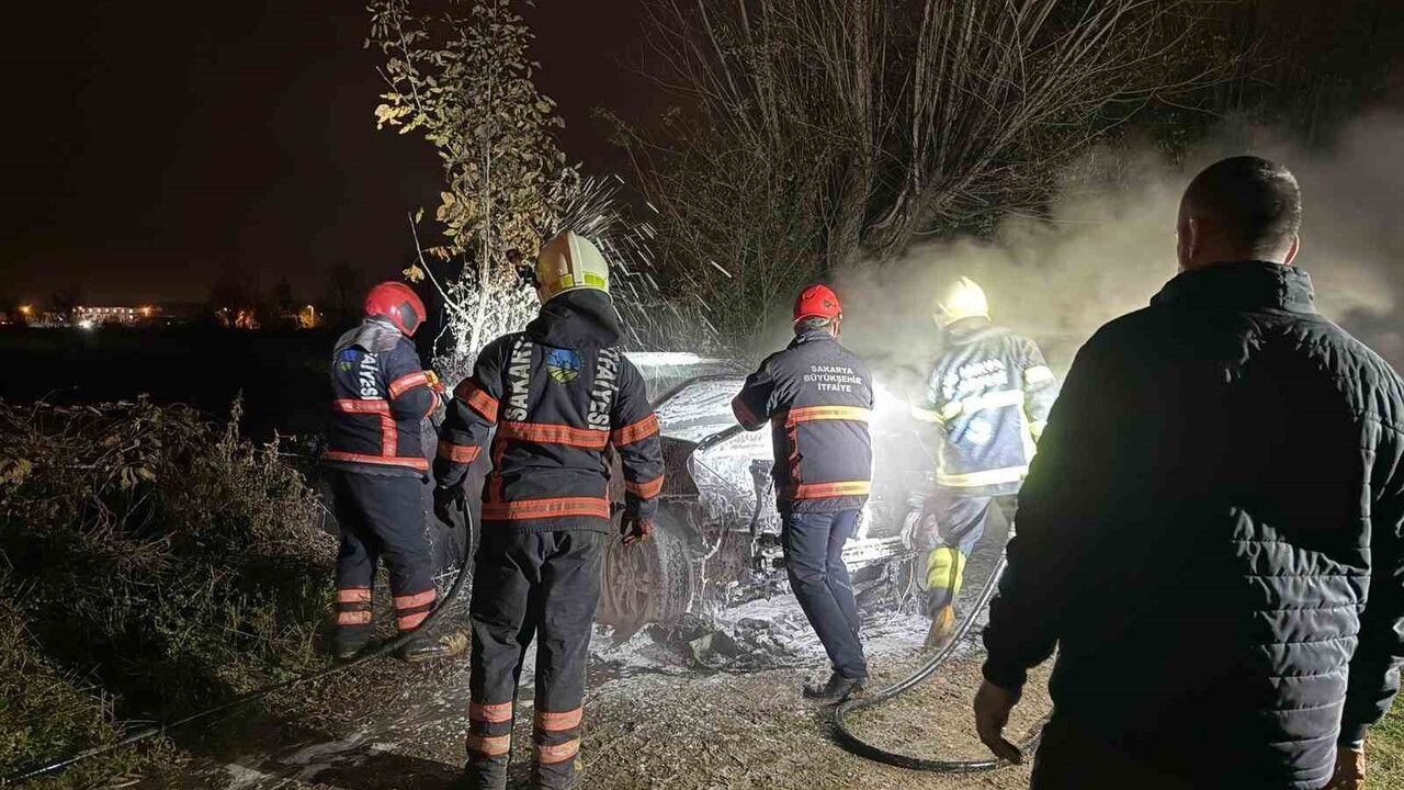 Akyazı'da Tarlada Park Halindeki Otomobil Alev Topuna Döndü