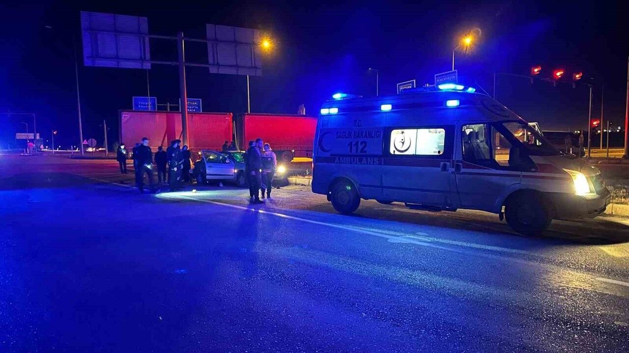 Alaca'da Kırmızı Işık İhlali: Otomobil ile Tır Kavşakta Çarpıştı
