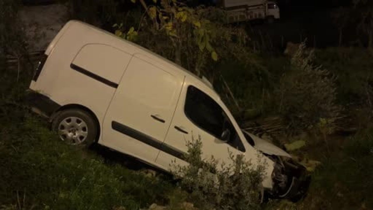 Alanya'da kamyonet şarampole yuvarlandı: 1 yaralı