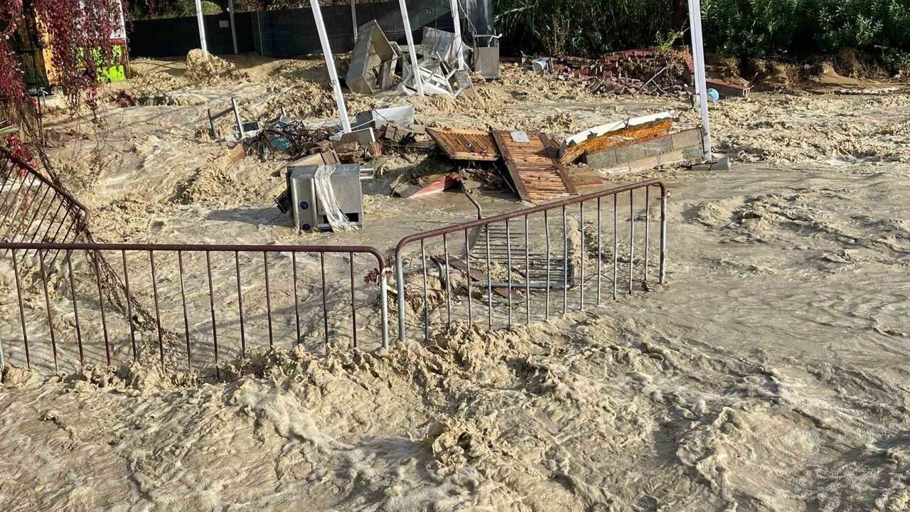 Alanya'da Ölükler Deresi Taştı: 5 Yıldızlı Otelin Sahil Kafesi Yıkıldı