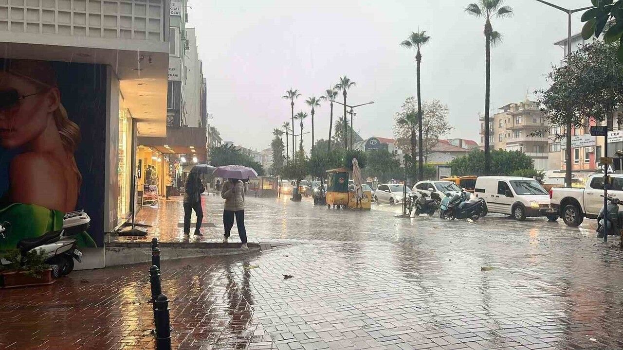 Alanya'da Sağanak ve Dolu: Trafik Aksamaları