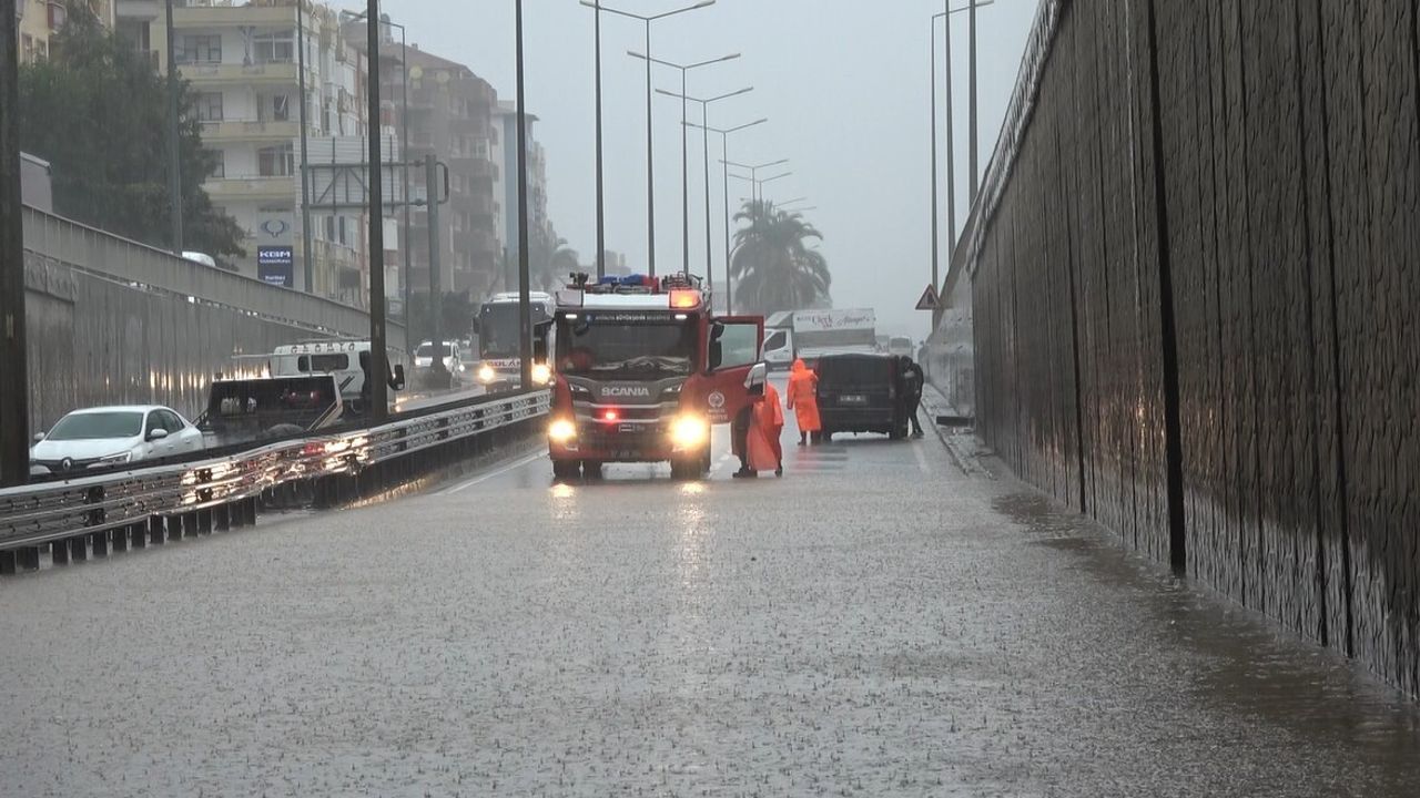Alanya'da Sağanak Yağış Trafiği Felç Etti: Alt Geçitlerde Araçlar Mahsur