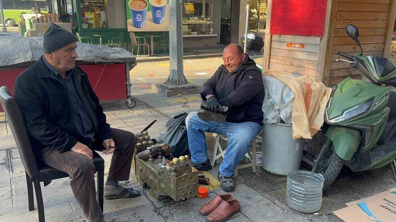 Alaplı'da Ayakkabı Boyacısı Hüseyin Öztürk, Engelli Köpeği 'Pamuk'a 10 Yıl Bakıyor