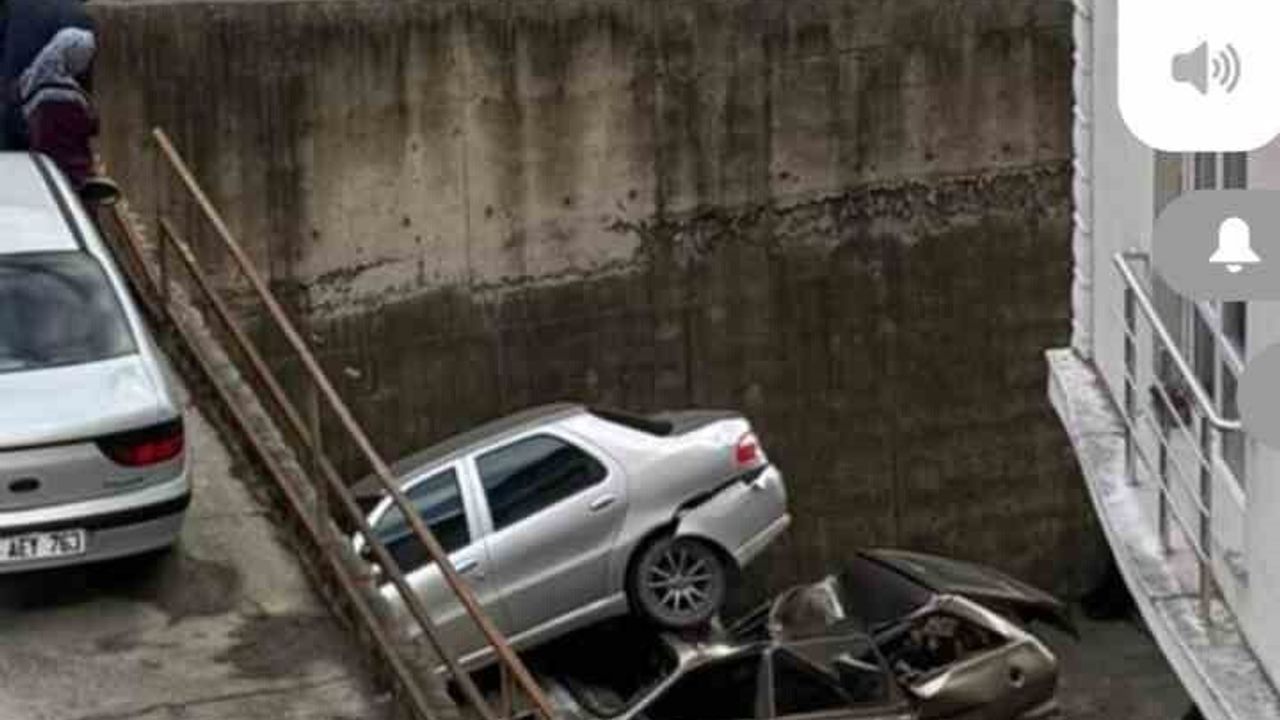 Alaplı’da Rampadan Düşen Otomobil 8 Metreden Park Halindeki Aracın Üzerine Çıktı