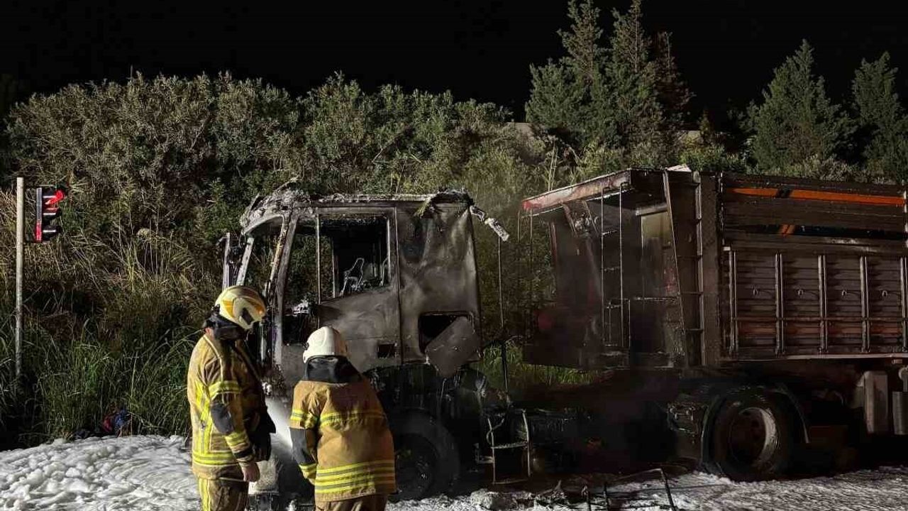 Aliağa'da 20 Ton Kömür Yüklü Tır Alev Aldı — İtfaiye Söndürdü