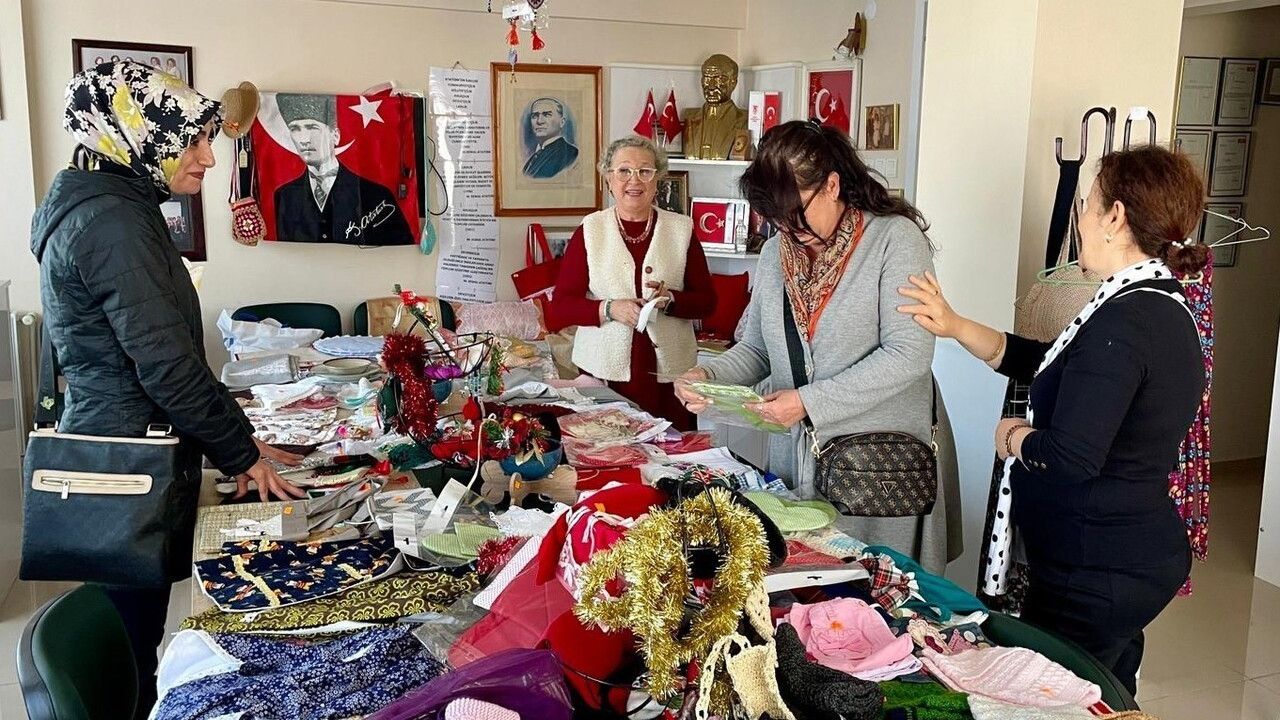 Aliağa'da Geleneksel Yardım Sergisi: Serkan Acar’a Plaket