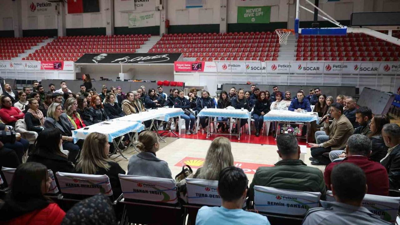 Aliağa’da Personelinden Başkan Serkan Acar’a Duygulandıran Doğum Günü Sürprizi