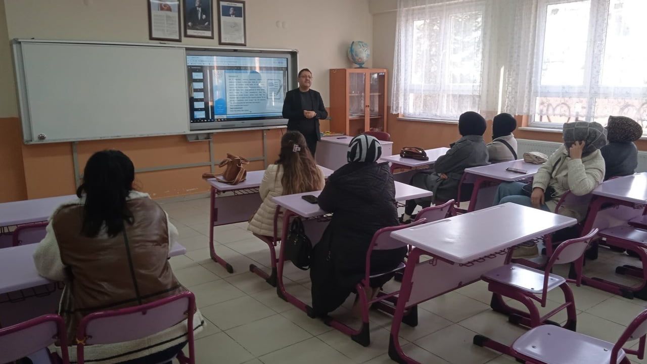 Altıntaş’ta Aile Okulu Kursu Devam Ediyor — Türkiye Yüzyılı Maarif Modeli