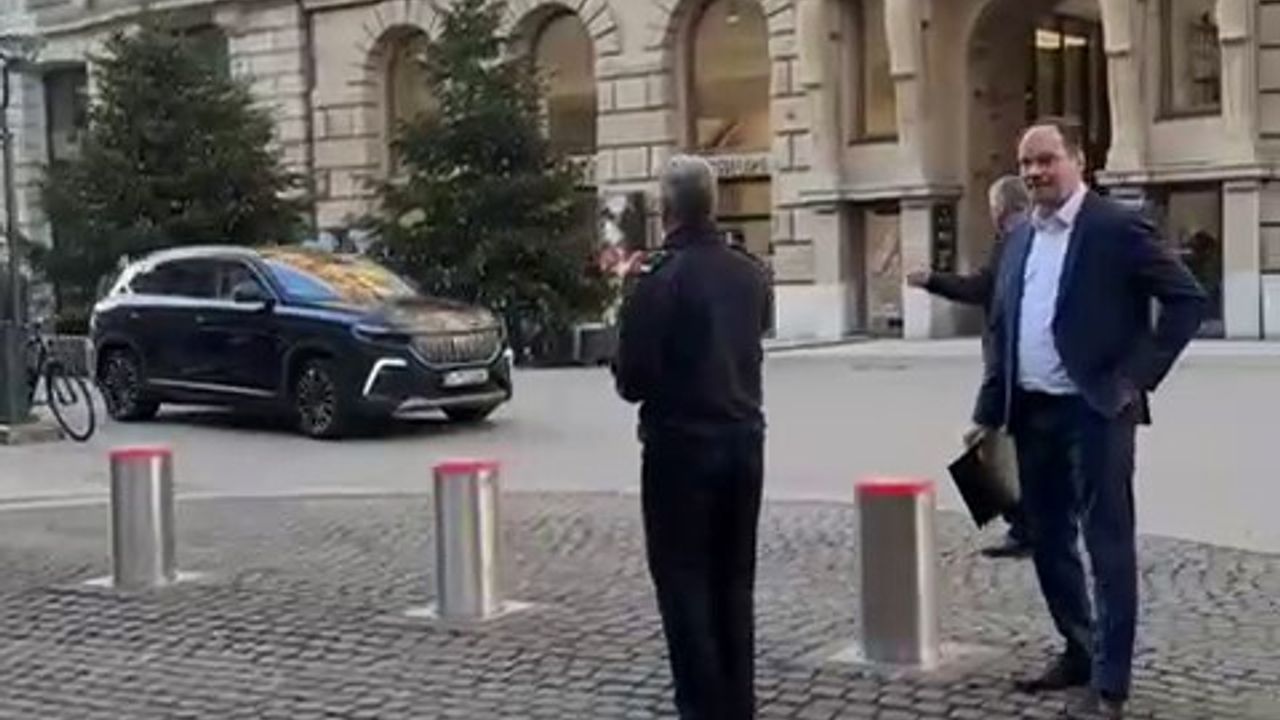 Alver Hamburg Belediye Sarayı'na Togg ile Geldi