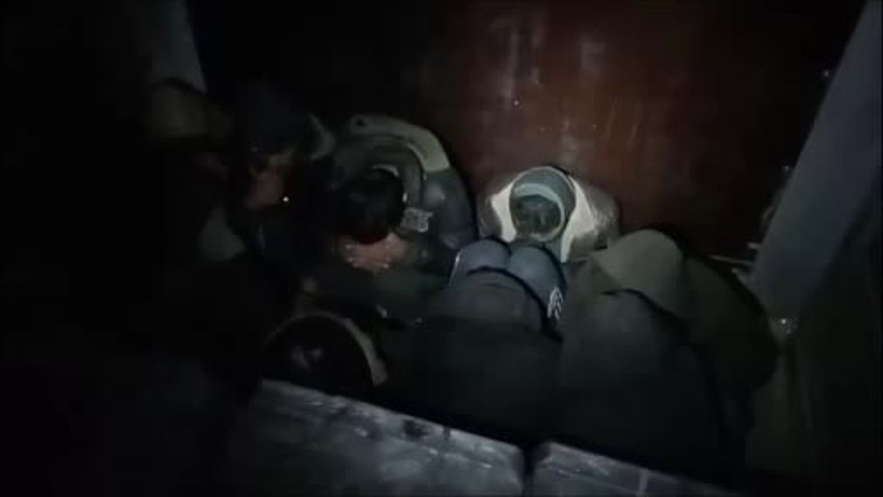 Amasya'da Çinko Yüklü Tırdan 37 Afgan Kaçak Göçmen Çıktı — Sürücü Gözaltına Alındı