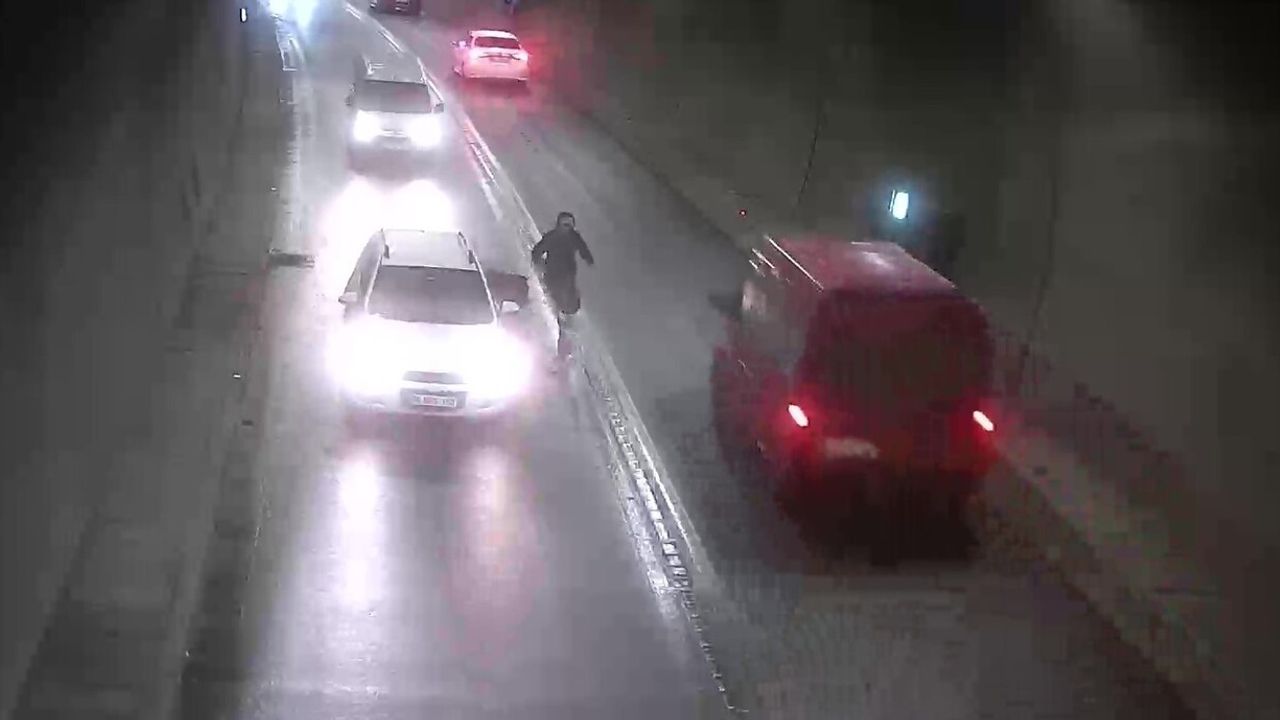 Amasya'da Ferhat Tüneli'nde Otomobile Motosiklet Çarptı — Kaza Kamerada