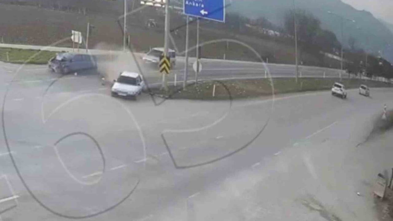 Amasya'da Kırmızı Işıkta Bekleyen Araca Arkadan Çarpma — Kaza Kamerada