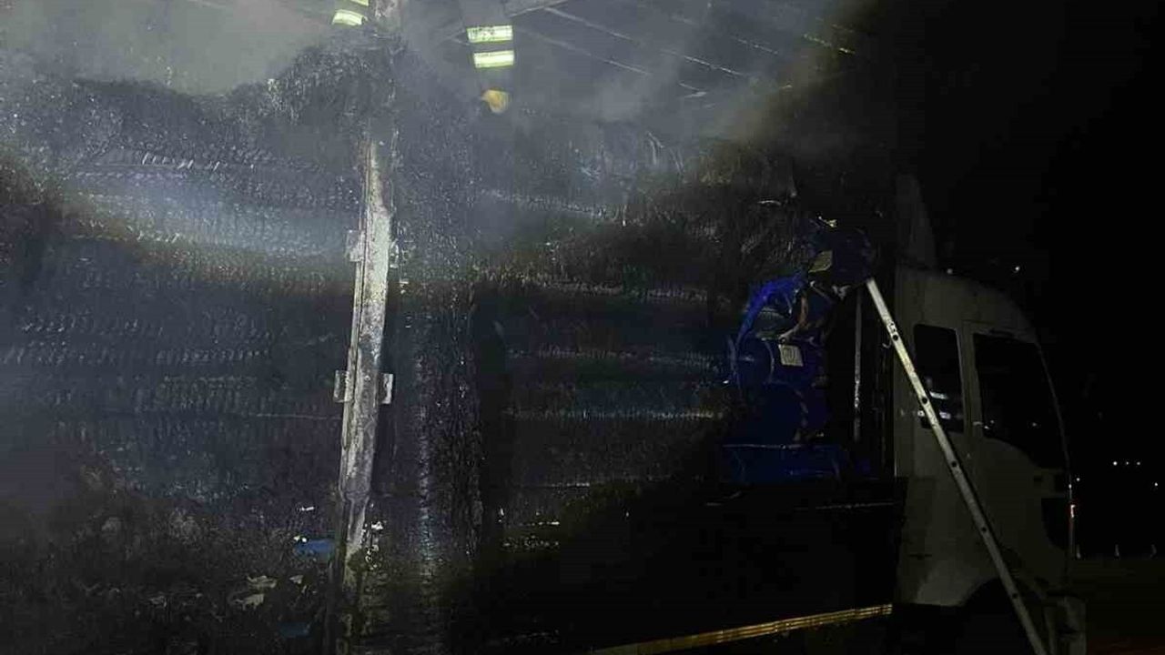 Amasya'da Plastik Halı Yüklü Kamyonda Korkutan Yangın