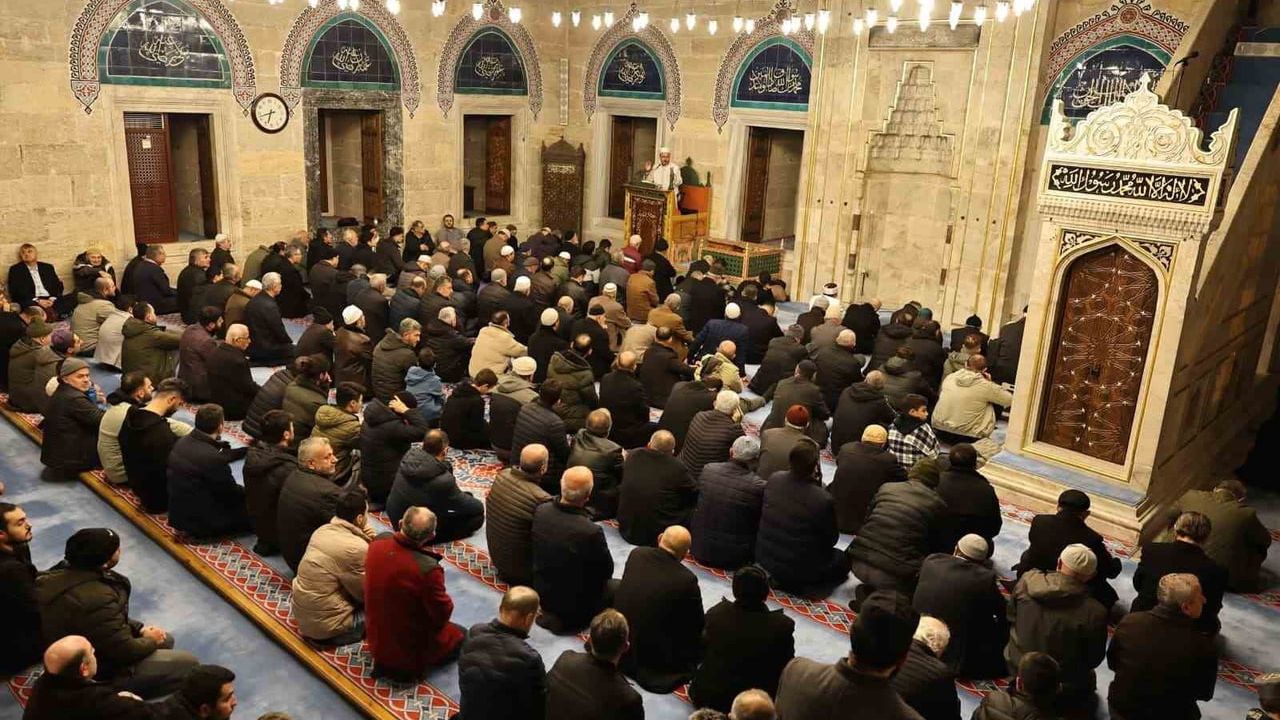 Amasya'da Regaip Kandili Coşkusu: Sultan II. Bayezid ve Topçular Camii'nde Dualar