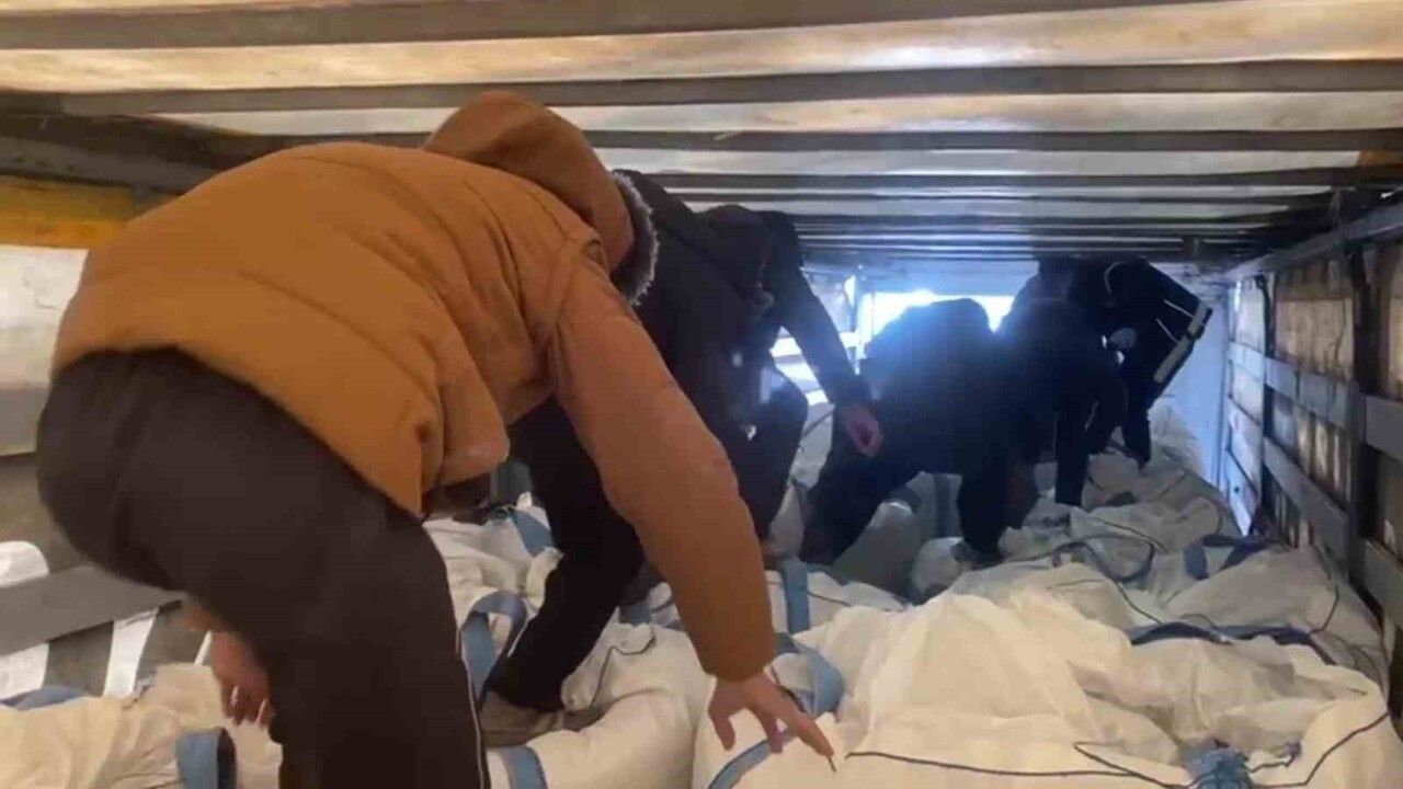 Amasya’da Tırda 13 Kaçak Göçmen Yakalandı