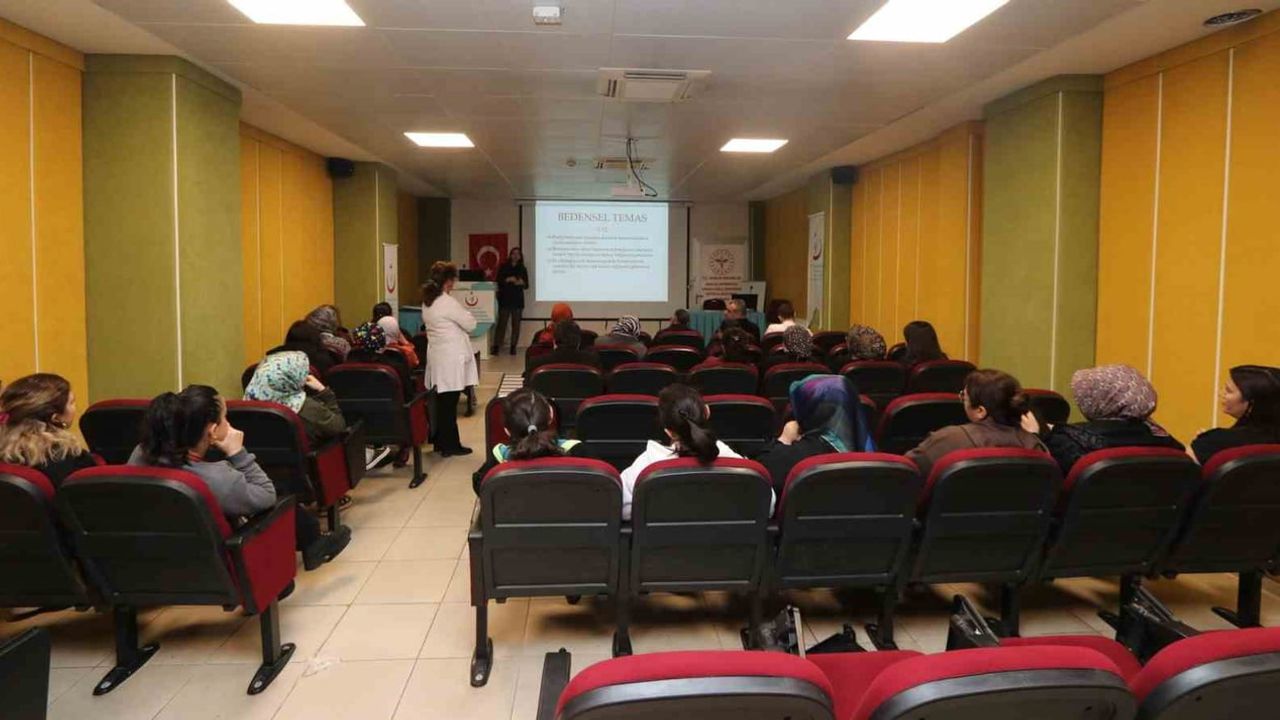 Amasya Üniversitesi Sabuncuoğlu Şerefeddin Eğitim ve Araştırma Hastanesi'nde Sekreterlere Etkili İletişim ve Hitabet Eğitimi