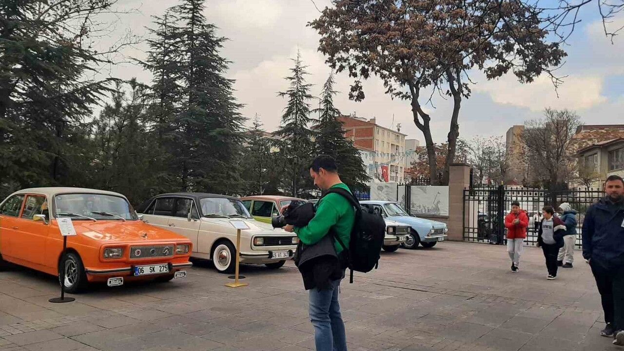 Anadol'un Doğuşu Sergisi Ankara'da Açıldı — 16 Klasik Anadol Sergileniyor