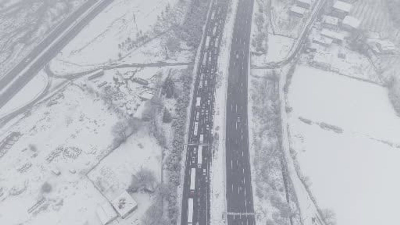 Anadolu Otoyolu Bolu Dağı'nda Kısmi Kapanmalar: Kar Hızla Temizleniyor