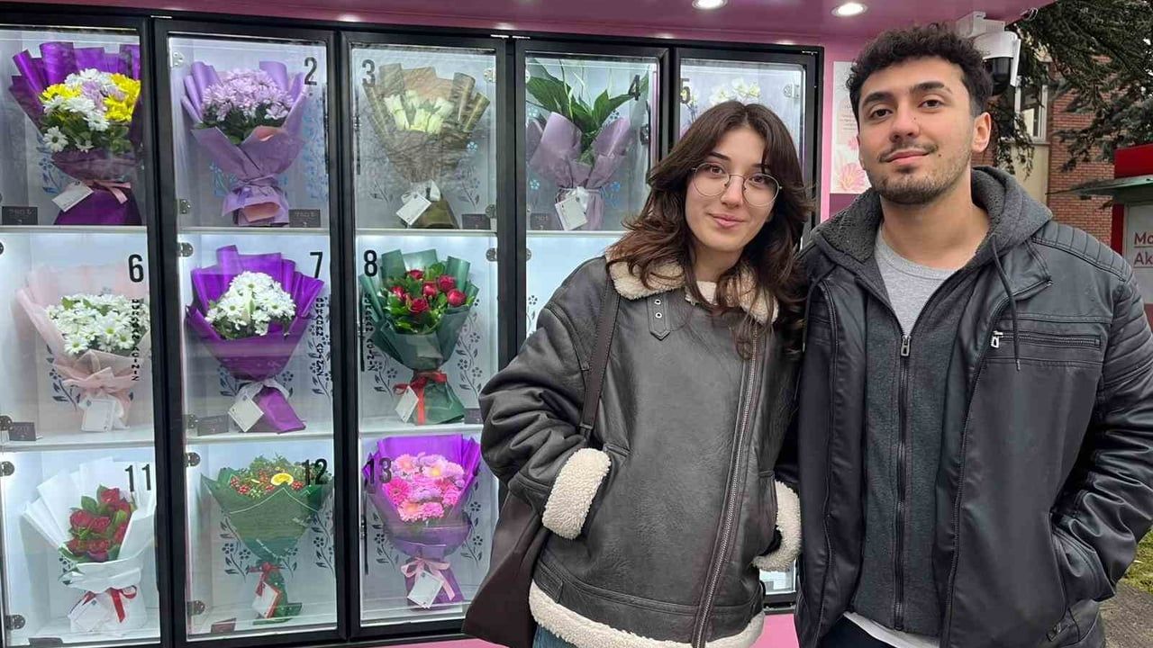 Anadolu Üniversitesi'ne Çiçek Otomatı: Kampüste İlgi Odağı