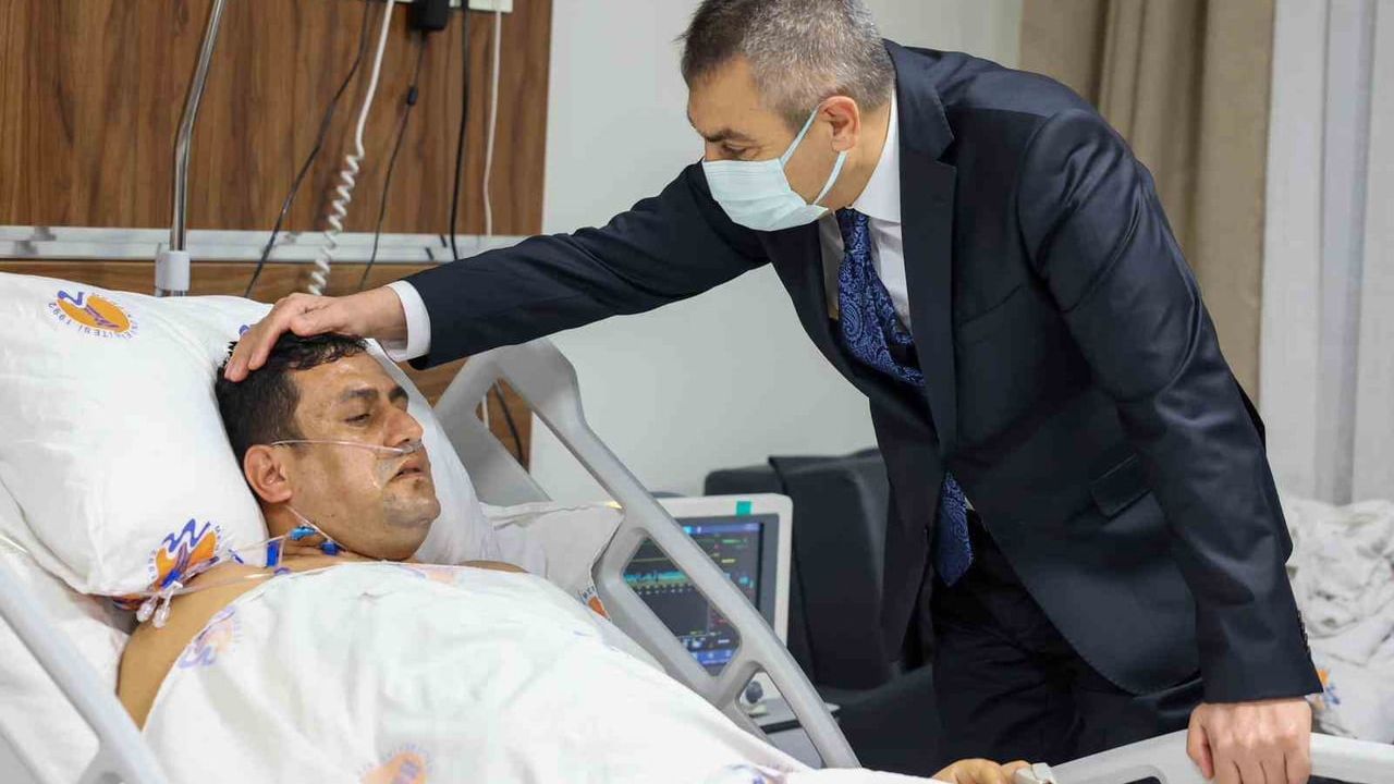 Anamur'da Okul Müdürü Vuruldu: Ameliyat Başarılı, Bakan Tekin Telefonda Görüştü