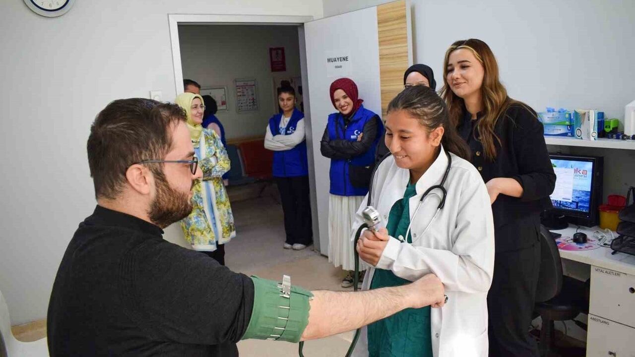 ANKA Hastanesi'ne Anlamlı Ziyaret: Pera Yeşil Çınar ve Minik Öğrencinin Deneyimi