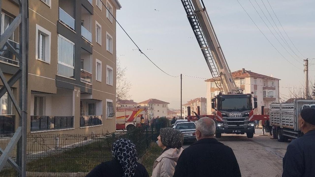 Ankara Çubuk'ta Apartman Yangını Paniğe Neden Oldu