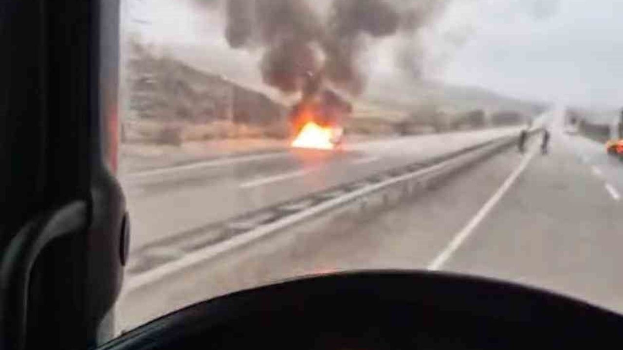 Ankara'da Çankırı Bulvarı'nda Seyir Halindeki Otomobil Alev Aldı