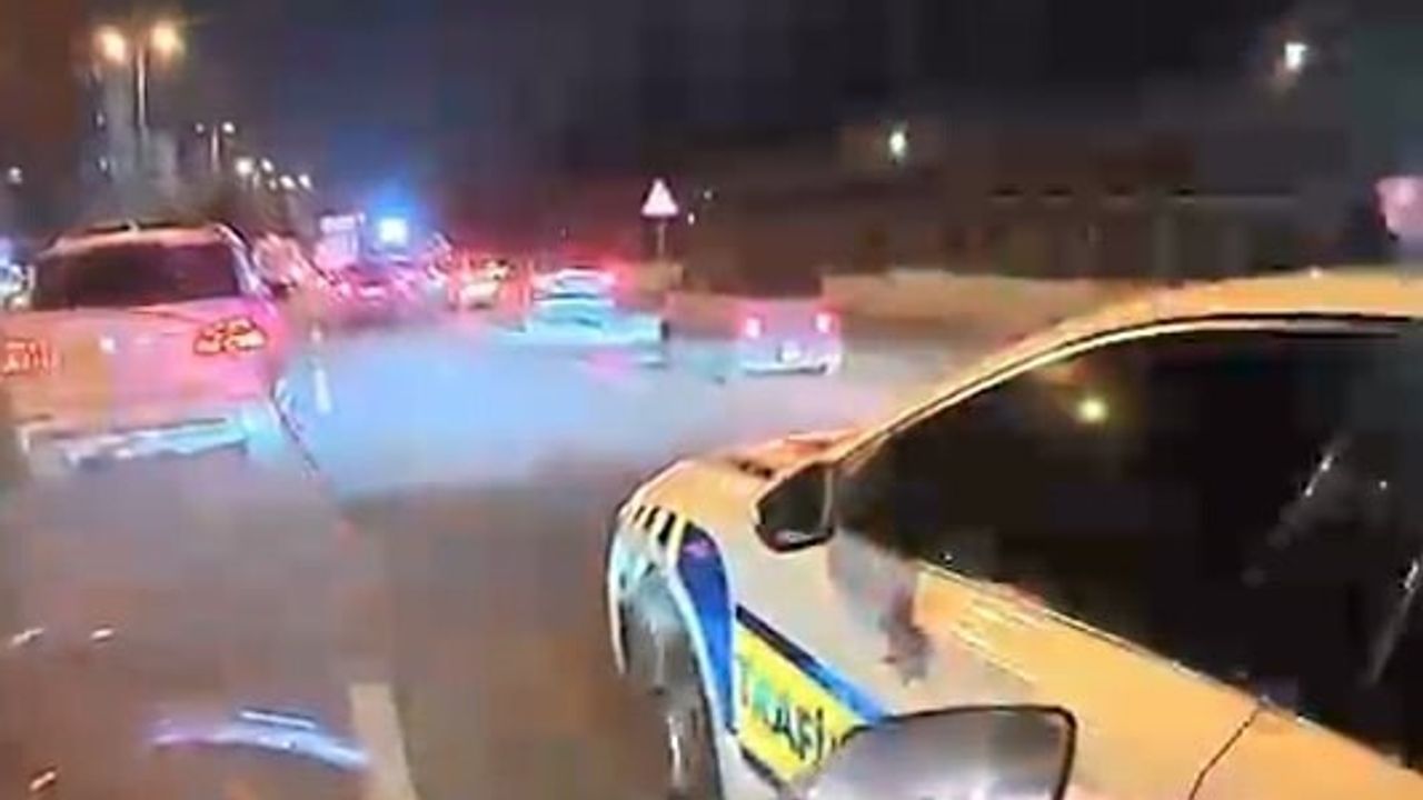 Ankara'da Trafikte Kalan Ambulansa Motosikletli Kurye Yol Açtı — Kask Kamerası Kaydetti