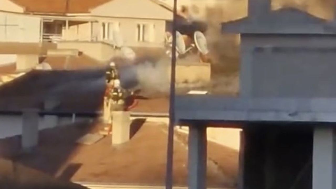 Ankara Etimesgut’ta Çatı Yangını: Dumanlar Gökyüzünü Kapladı