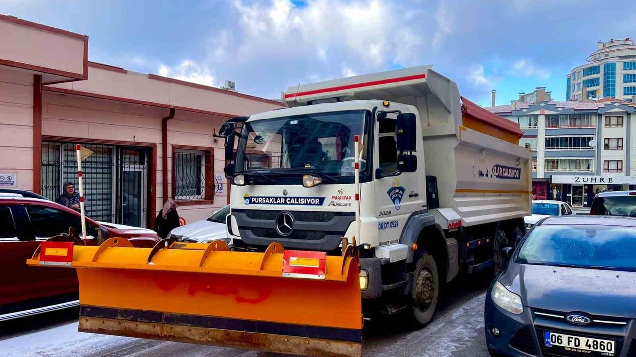 Ankara Pursaklar'da Karla Mücadele: Ekipler 7/24 Sahada