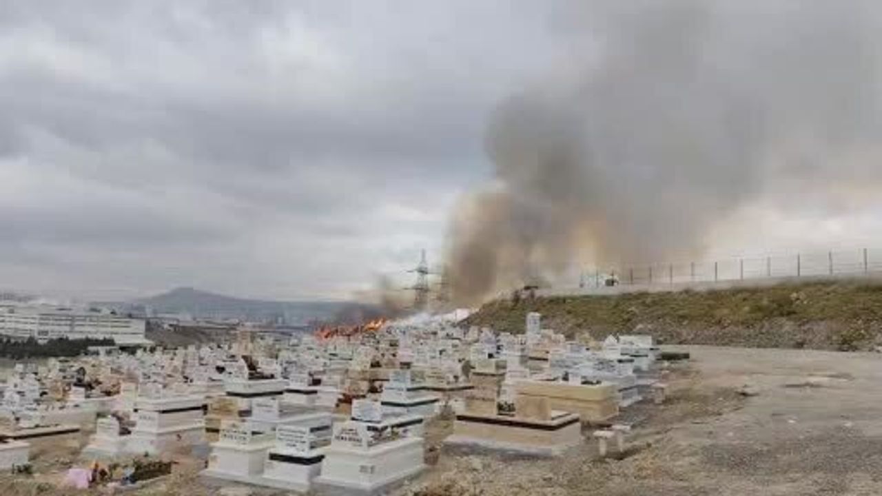 Ankara Sincan'da Çimşit Mezarlığı Altında Yangın Söndürüldü