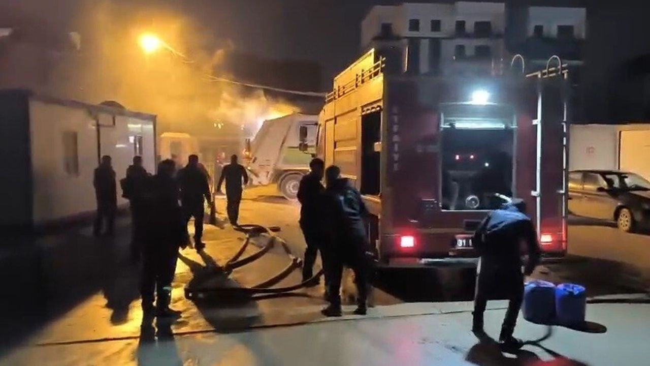 Antakya'da Çöp Kamyonu Alev Alınca Sürücü İtfaiye İstasyonuna Sürdü