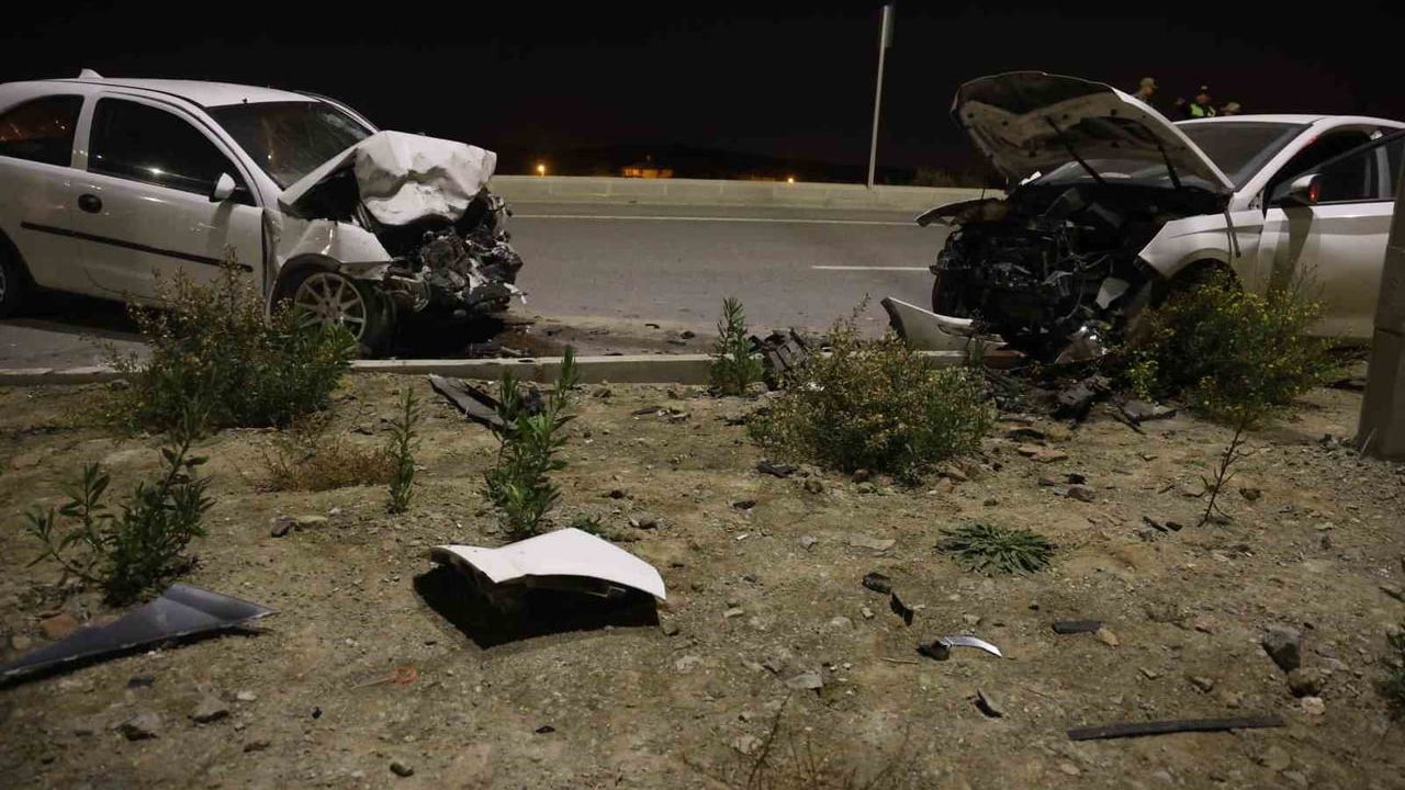 Antakya'da Kafa Kafaya Çarpışma: 2 Yaralı