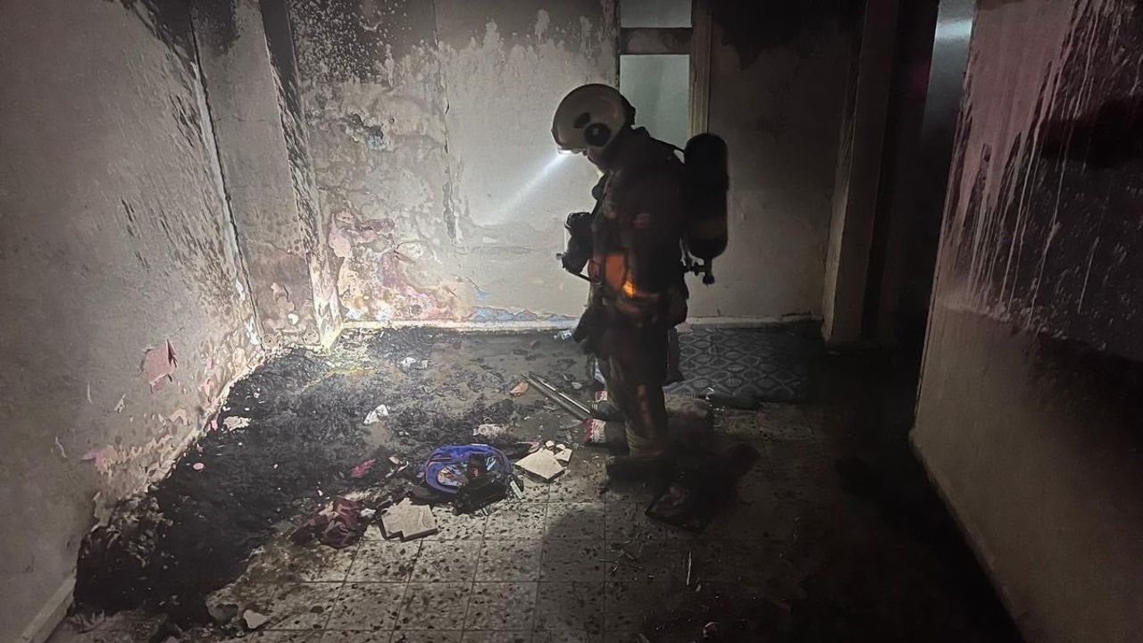 Antakya'da Metruk Bina Yangını Hızlı Müdahaleyle Kontrol Altına Alındı