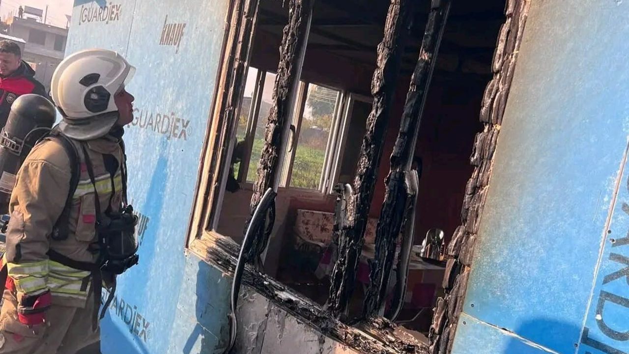 Antakya'da Müstakil Ev Yangını: İtfaiye Çevreye Sıçramadan Söndürdü