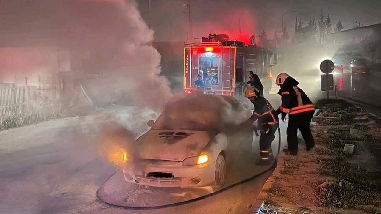 Antakya'da Otomobil Yangını Söndürüldü; Araçta Maddi Hasar