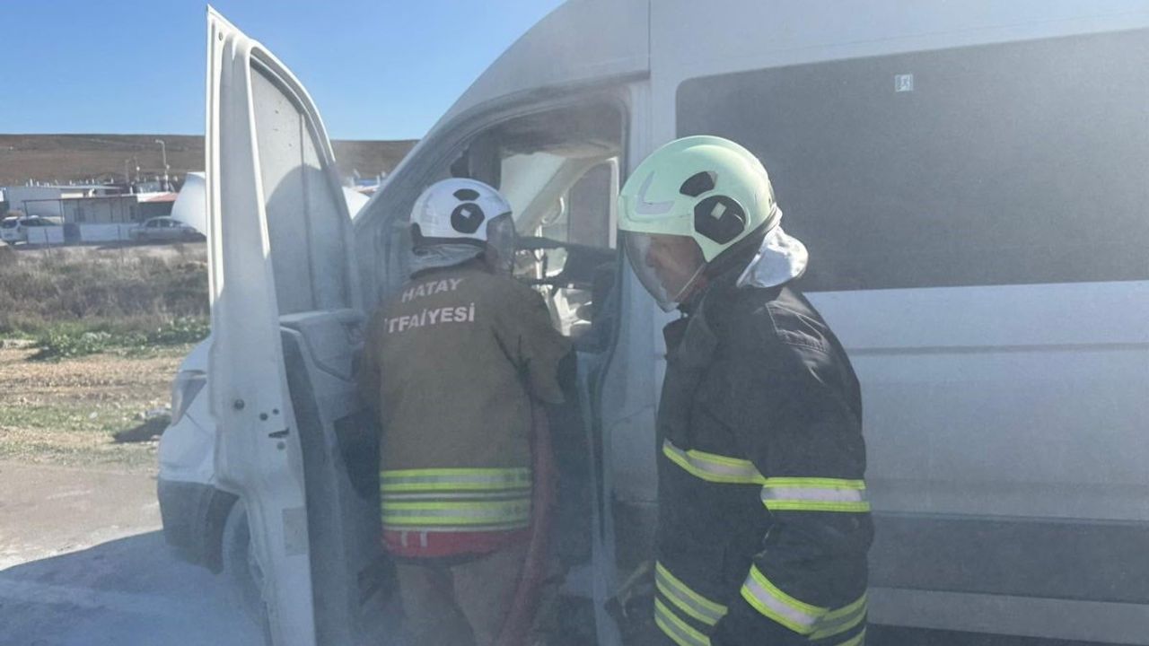 Antakya'da Seyir Halindeki Minibüste Motor Yangını Söndürüldü