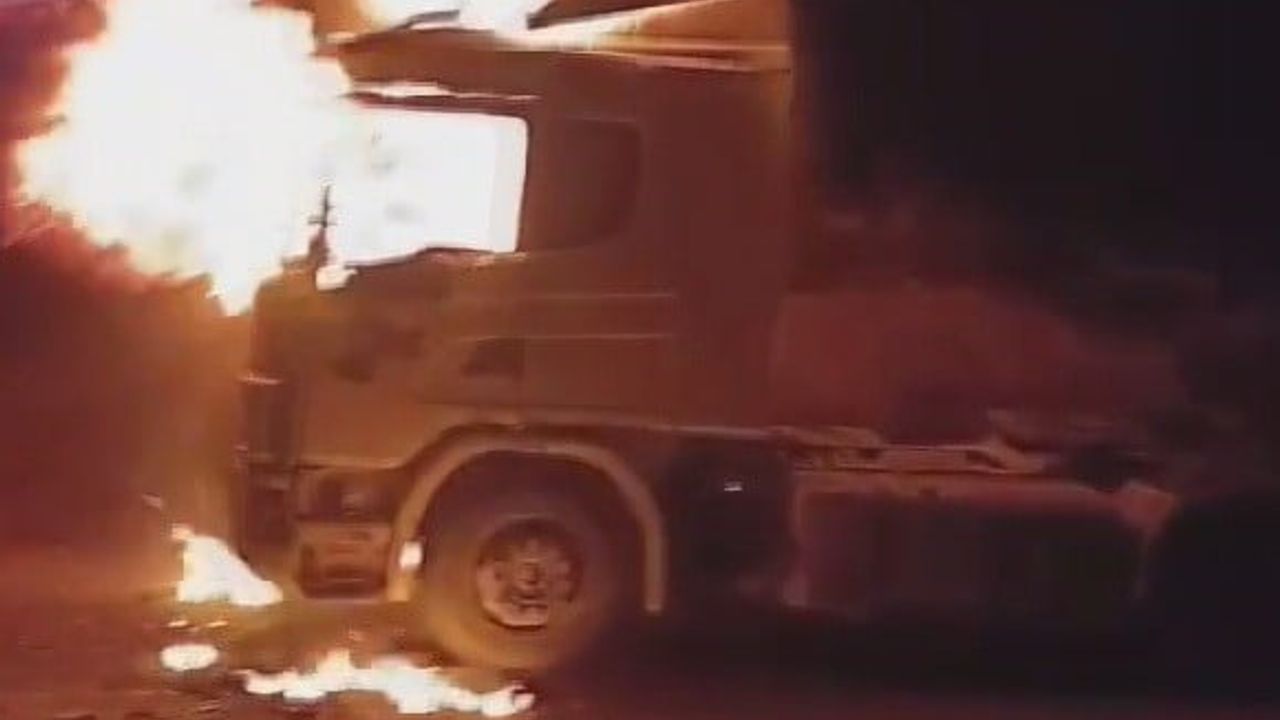 Antakya'da Seyir Halindeki Tır Alevlere Teslim Oldu — Kullanılamaz Hale Geldi