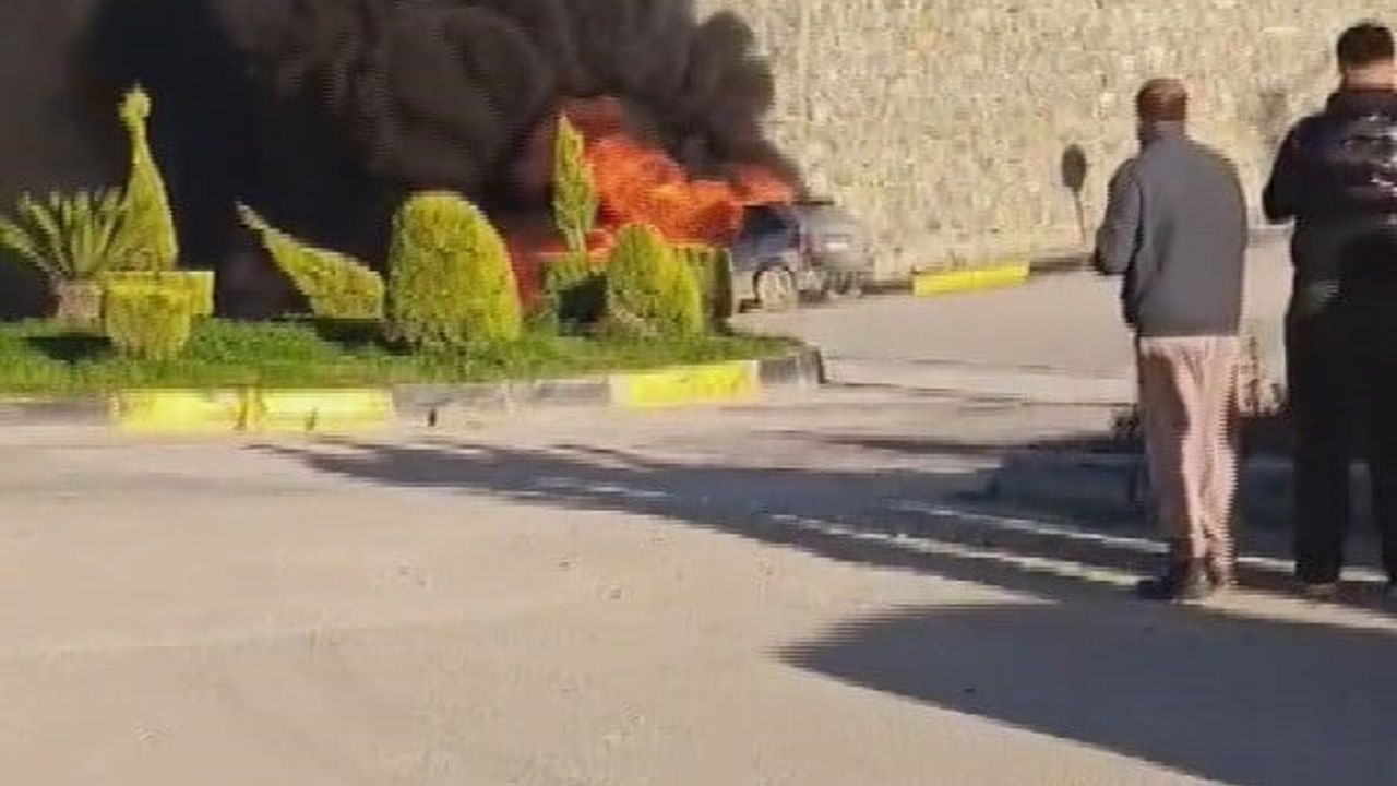 Antakya'da Seyir Halindeki TOFAŞ Otomobil Alevlere Teslim Oldu