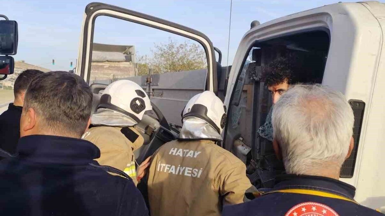 Antakya'da Trafik Kazası: Kamyonla Tır Çarpıştı — 1 Yaralı