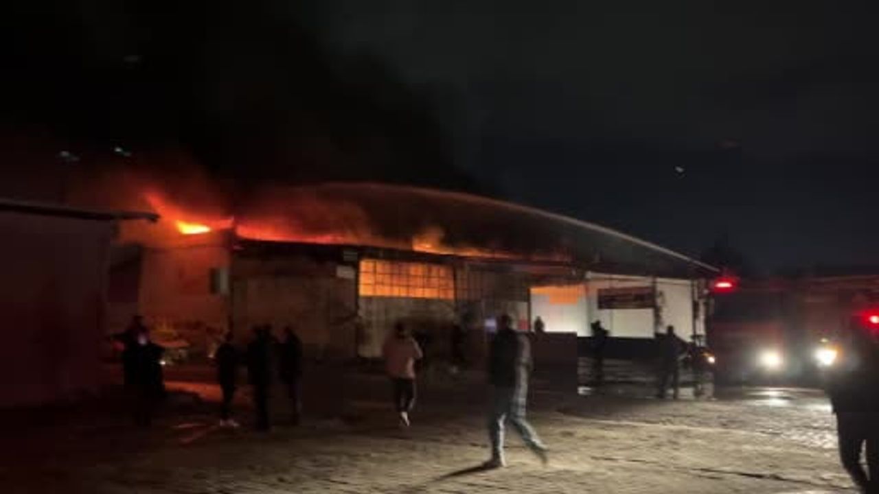 Antakya Yeni Sanayi Sitesi'nde Yangın: Esnaf Araçları Kurtarmak İçin Zamanla Yarıştı