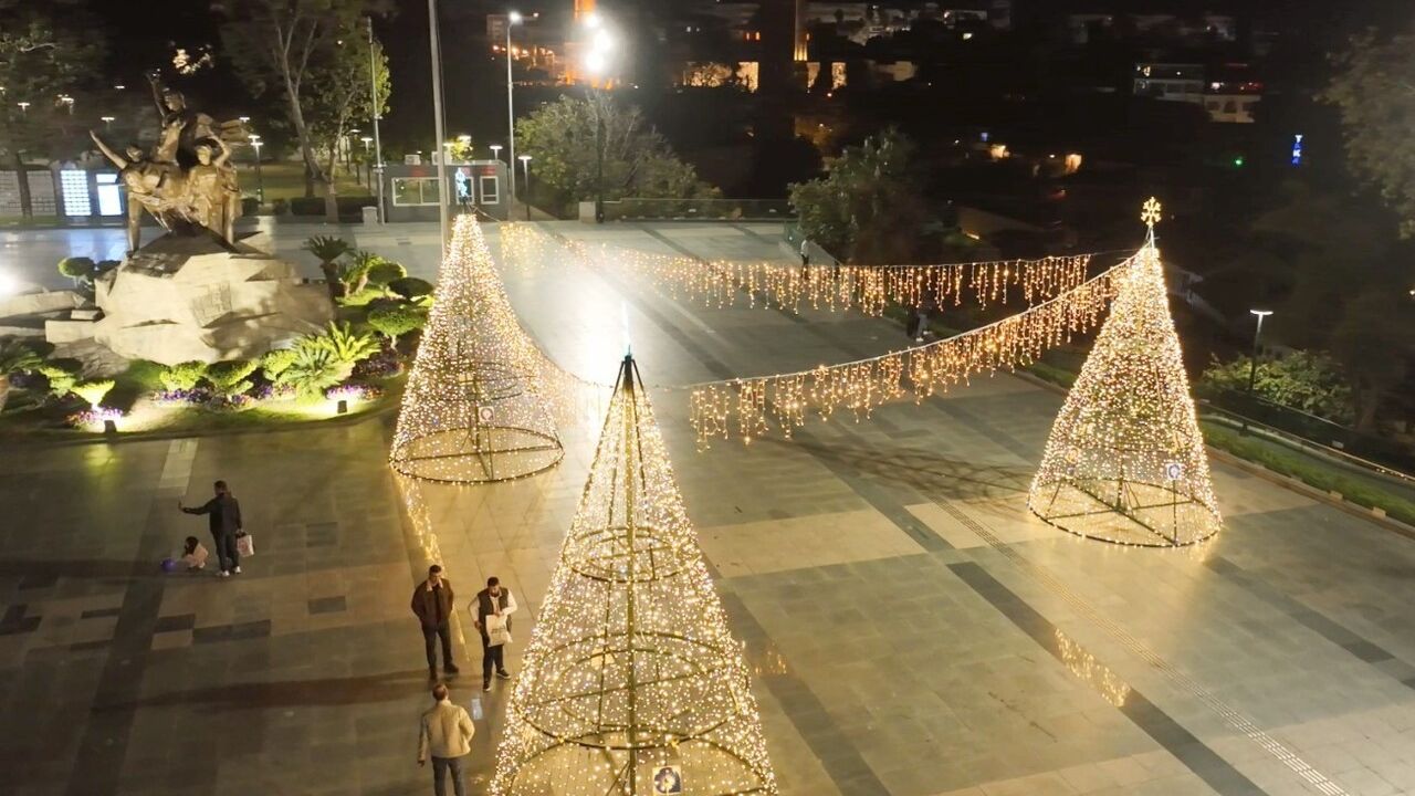 Antalya 2026'ya Işıl Işıl Hazırlanıyor: Meydanlar Yeni Yıla Hazır