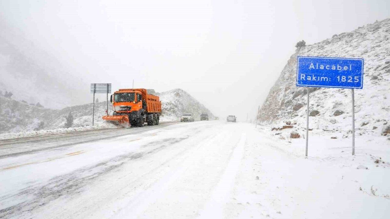Antalya Akseki Alacabel'de Kar Yağışı Sürüyor — 1825 Rakımda 5-10 cm